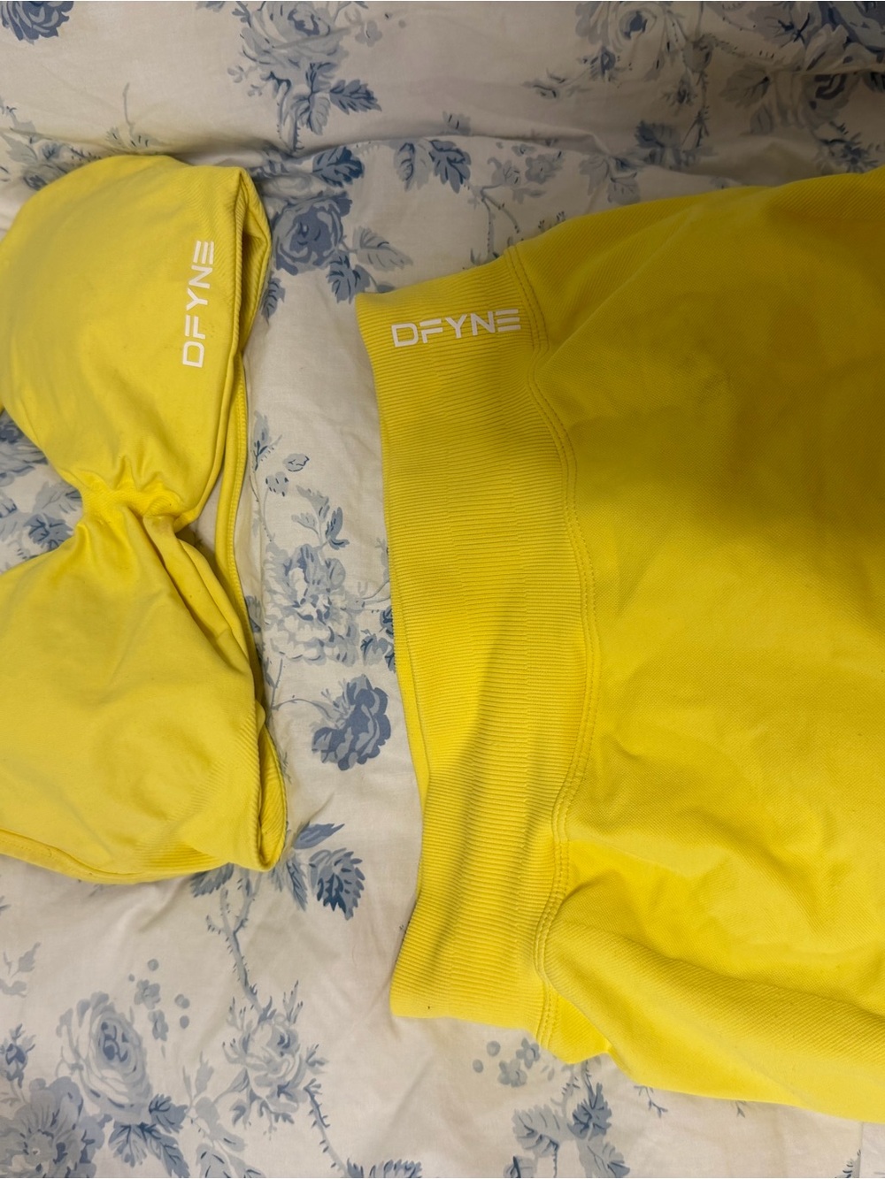 DFYNE Women's Yellow Seamless Sports Bra and Shorts Set